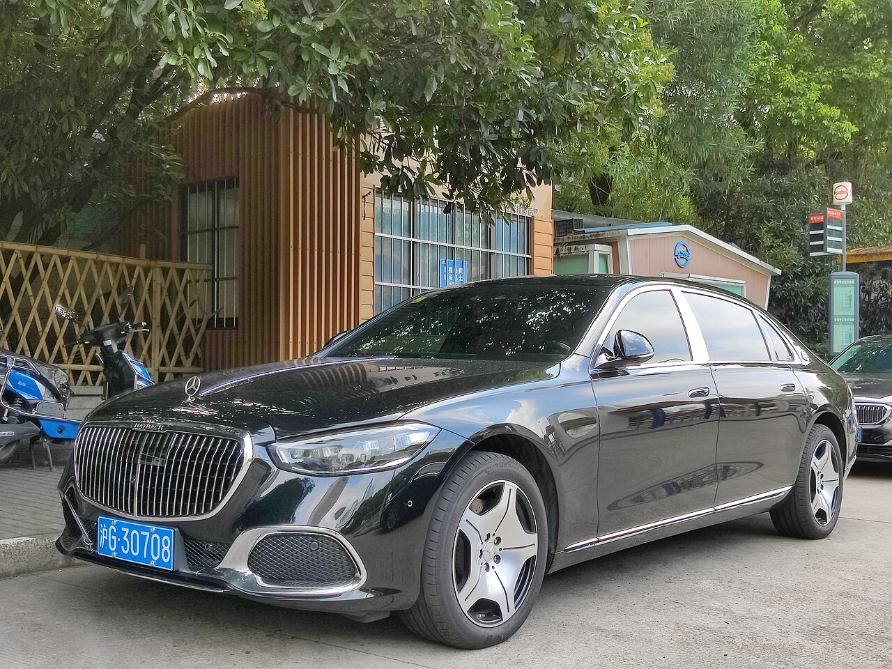 Mercedes-Maybach S-Class executive sedan — Airport Commuter luxury limo service