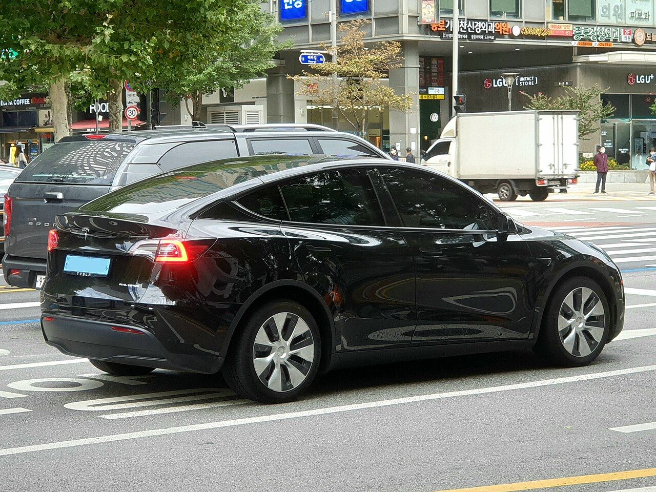 Tesla Model Y electric Black SUV — Airport Commuter eco-luxury car service